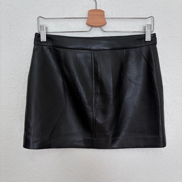 Aritzia Wilfred Black Rekindle Vegan Leather Mini Skirt Size 4 - Picture 2 of 4